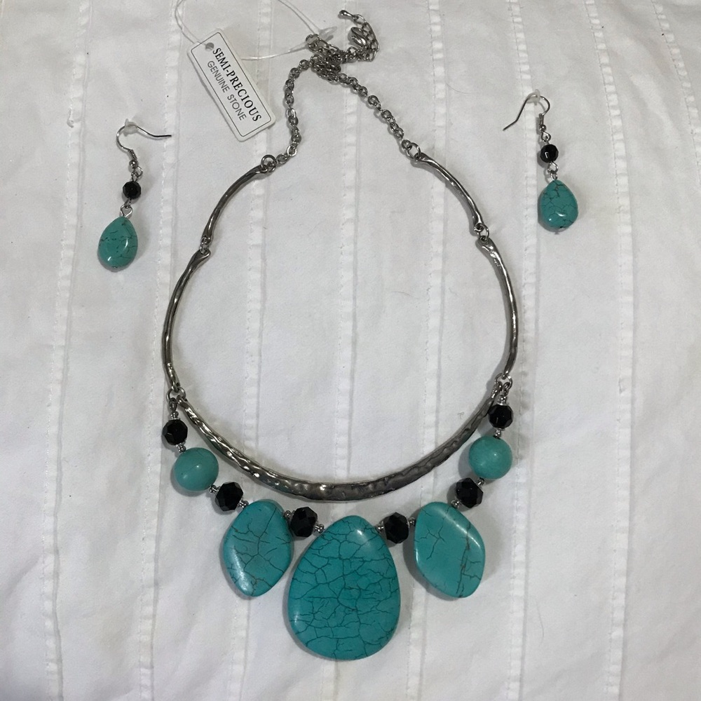 🆕 Semi-precious stone necklace and earrings set.